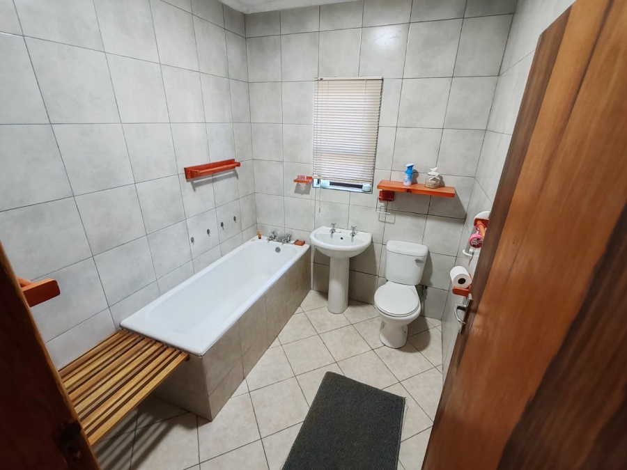 4 Bedroom Property for Sale in Gansbaai Central Western Cape